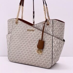 Michael Kors Large Chain Shoulder
Tote Bag Vanilla